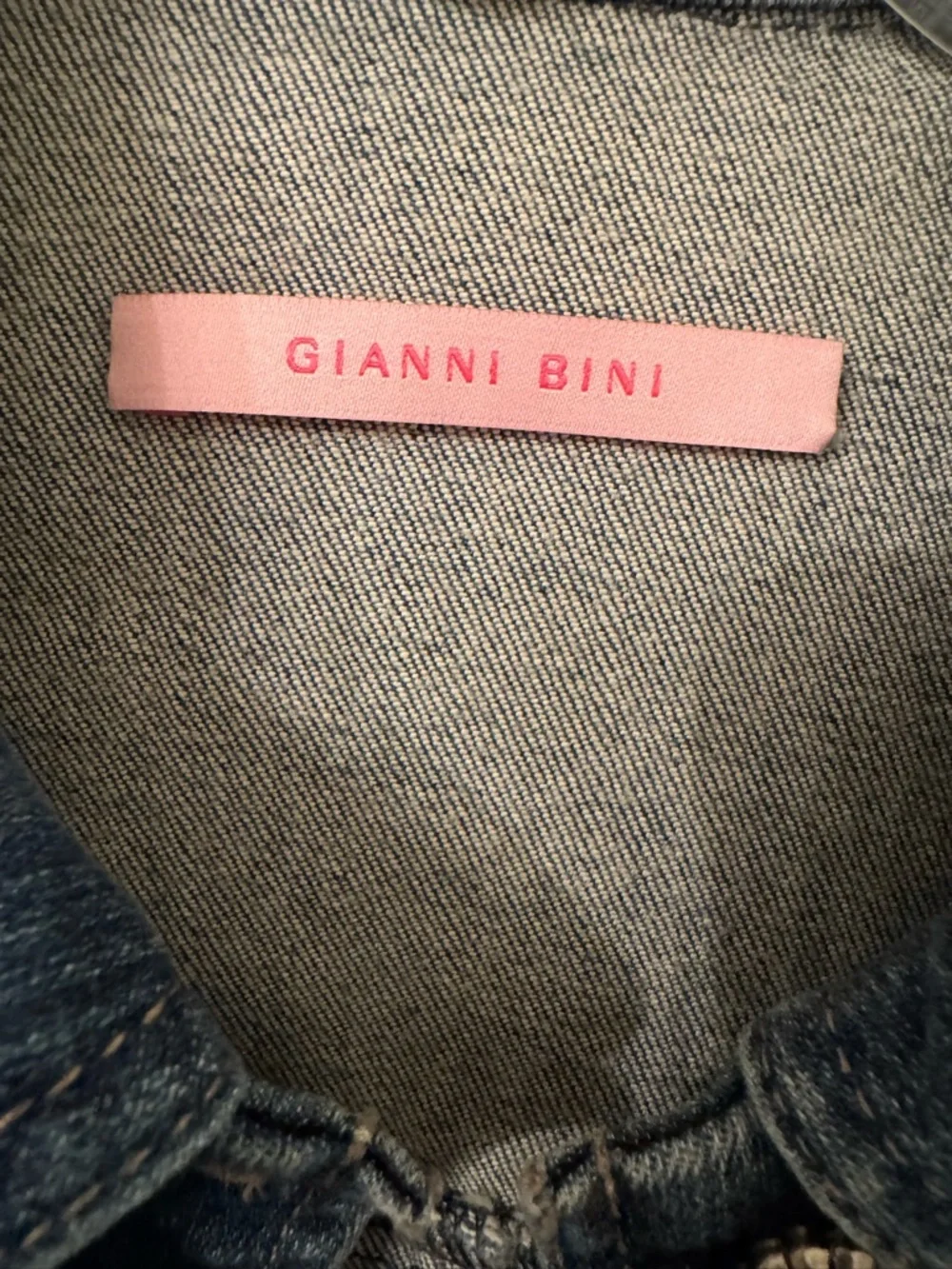 Gianni Bini Blue Denim Jacket with Brown Trim and Embellished Buttons - Picture 3 of 3